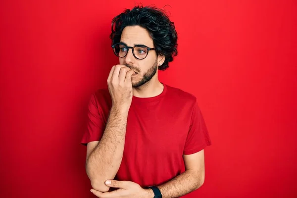 Bonito Homem Hispânico Vestindo Camiseta Casual Óculos Olhando Estressado Nervoso — Fotografia de Stock