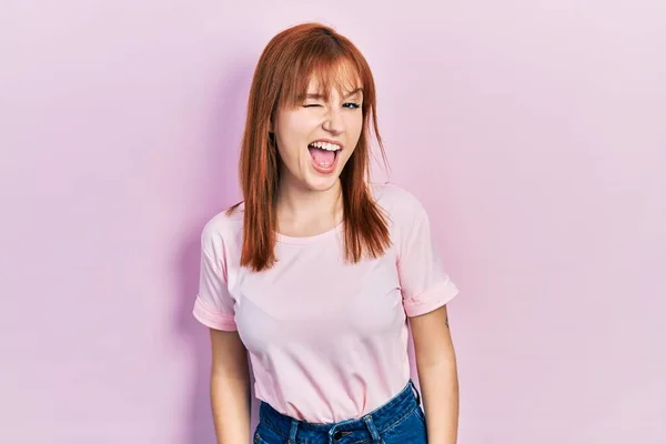 Redhead Ung Kvinna Bär Casual Rosa Skjorta Blinkar Tittar Kameran — Stockfoto