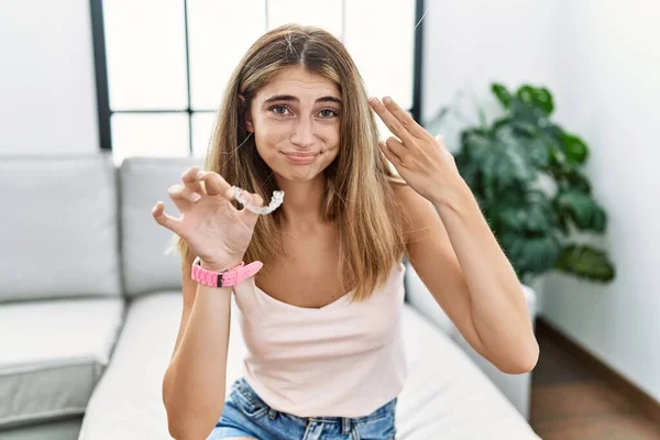 Jonge Blonde Vrouw Houdt Onzichtbare Aligner Orthodontische Schieten Zichzelf Doden — Stockfoto