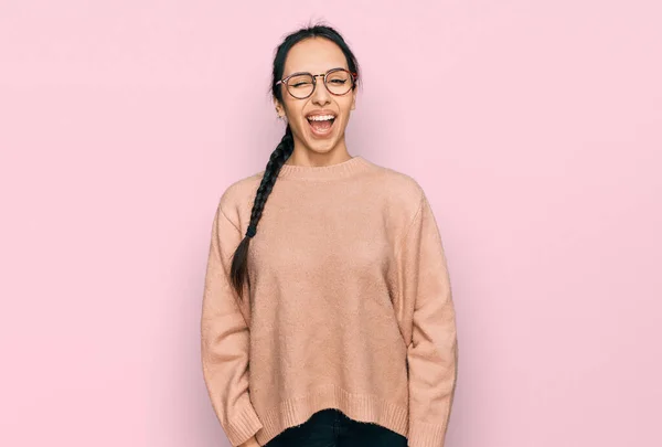 Mladý Hispánec Dívka Sobě Ležérní Oblečení Brýle Mrkání Kameru Sexy — Stock fotografie