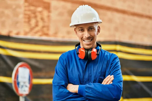 Giovane Operaio Caucasico Sorridente Felice Indossare Uniforme Alla Città — Foto Stock