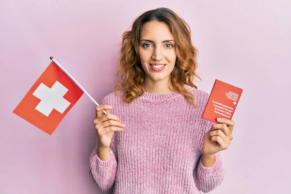 Ung Kaukasisk Kvinna Med Schweizisk Flagga Och Pass Ler Med — Stockfoto