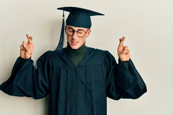 Young Caucasian Man Wearing Graduation Cap Ceremony Robe Gesturing Finger — Stock Photo, Image