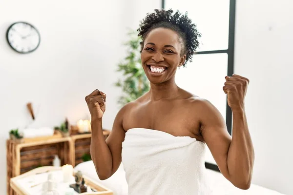 Mujer Afroamericana Joven Con Toalla Pie Centro Belleza Muy Feliz —  Fotos de Stock