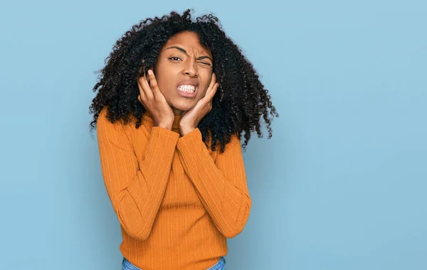 Jovem Afro Americana Vestindo Roupas Casuais Cobrindo Orelhas Com Dedos — Fotografia de Stock