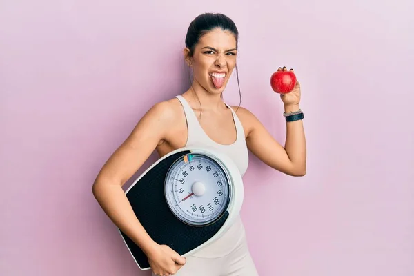 Jeune Femme Hispanique Portant Des Vêtements Sport Tenant Machine Pesage — Photo