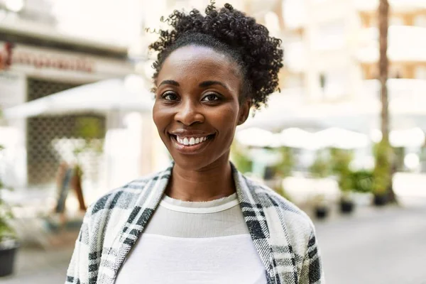 Joven Afroamericana Americana Sonriendo Feliz Pie Ciudad — Foto de Stock