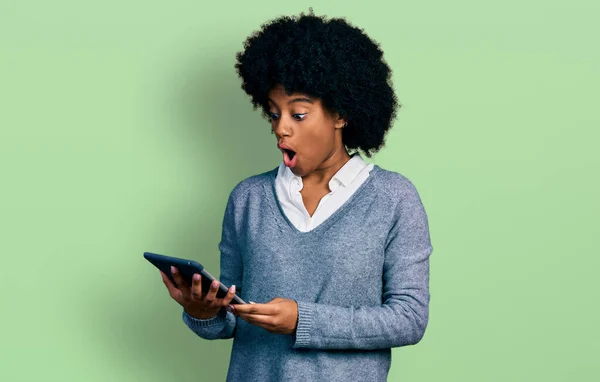 Young African American Woman Using Touchpad Device Scared Amazed Open — Stock Photo, Image