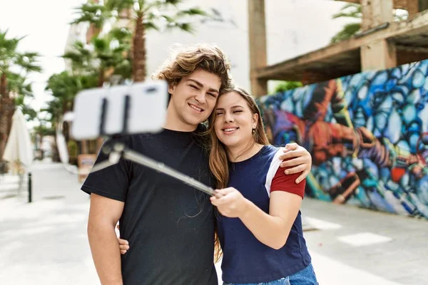 Giovane Coppia Caucasica Sorridente Felice Abbracciare Fare Selfie Dallo Smartphone — Foto Stock