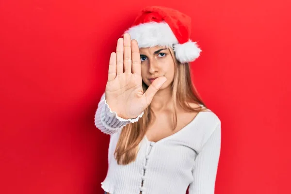 Mooie Spaanse Vrouw Draagt Kerstmuts Zingt Niet Meer Met Palm — Stockfoto