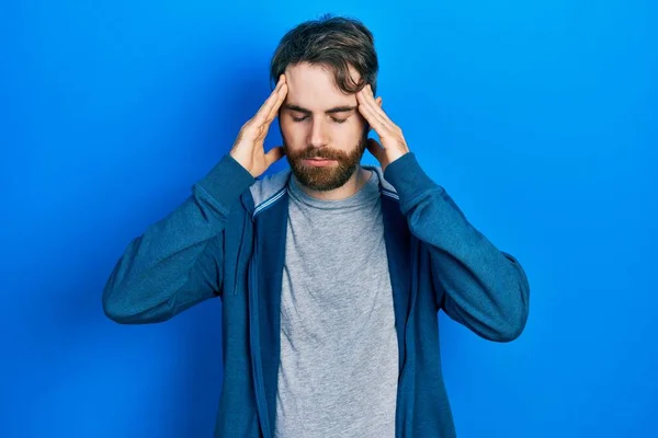 Homem Caucasiano Com Barba Vestindo Camisola Casual Com Mão Cabeça — Fotografia de Stock