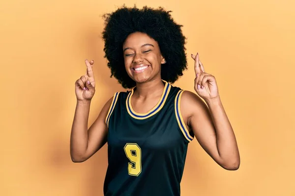 Jovem Afro Americana Vestindo Uniforme Basquete Gesto Dedo Cruzado Sorrindo — Fotografia de Stock