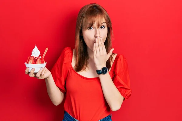 手で口を覆い 衝撃を与え 間違いを恐れてアイスクリームを保持している若い女性を赤毛 驚きの表情 — ストック写真