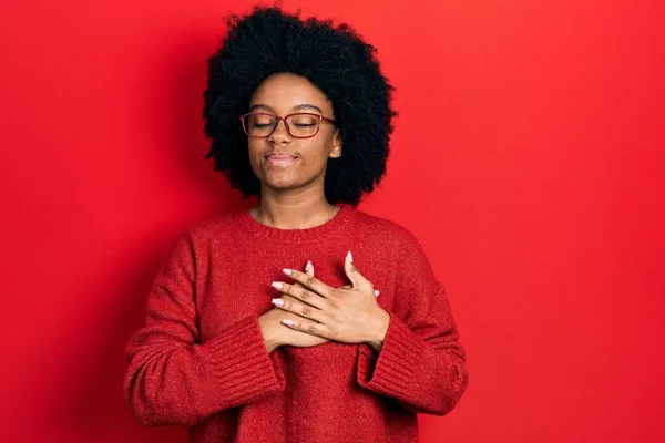 Jonge Afro Amerikaanse Vrouw Casual Kleding Bril Glimlachend Met Handen — Stockfoto