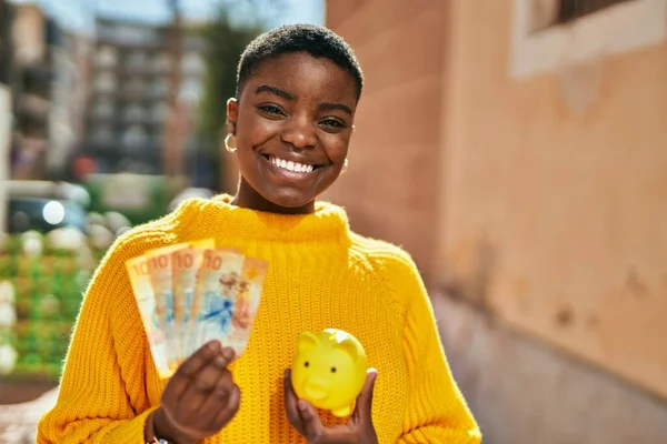 Mladá Africká Americká Žena Drží Prasátko Banky Švýcarský Frank Bankovky — Stock fotografie