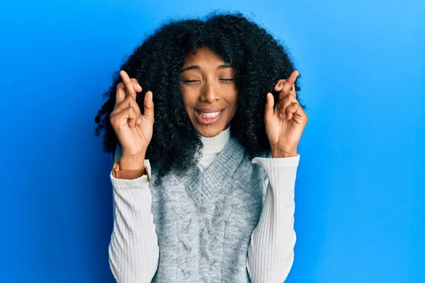 Afroamerykanka Afro Włosy Noszące Swobodny Zimowy Sweter Gestykulujący Palec Skrzyżowany — Zdjęcie stockowe