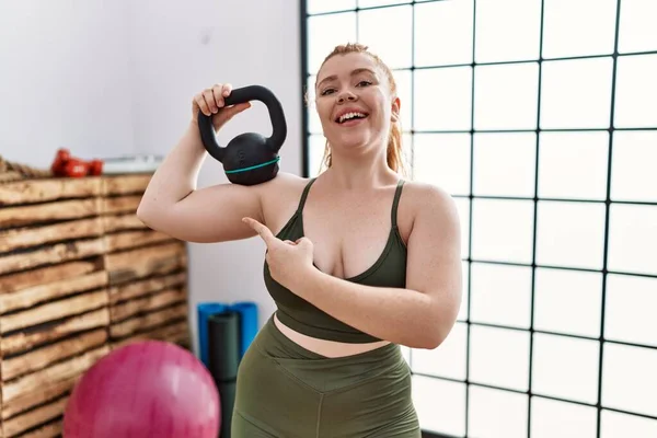 Joven Pelirroja Usando Ropa Deportiva Usando Mancuernas Sonriendo Feliz Señalando — Foto de Stock