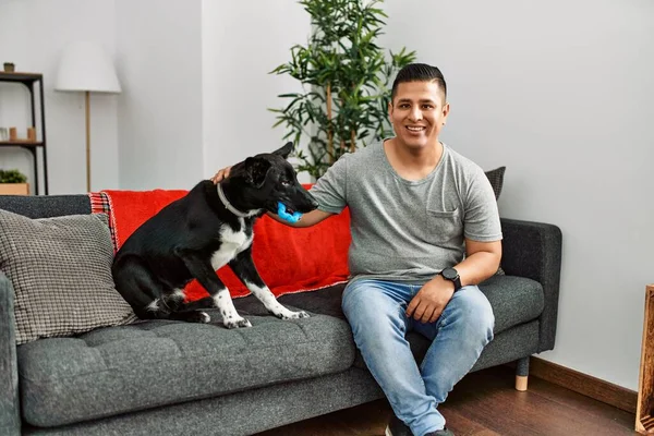 Junger Lateinischer Mann Und Hund Die Hause Auf Dem Sofa — Stockfoto