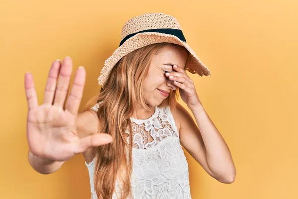 Ung Kaukasiska Kvinna Bär Sommar Hatt Täcka Ögon Med Händer — Stockfoto