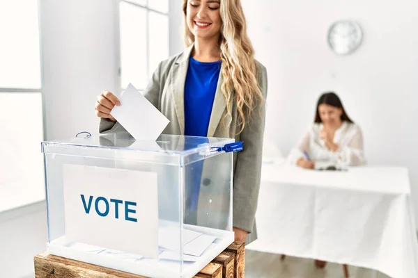 Jovem Eleitor Mulher Sorrindo Feliz Colocando Voto Cédula Colégio Eleitoral — Fotografia de Stock