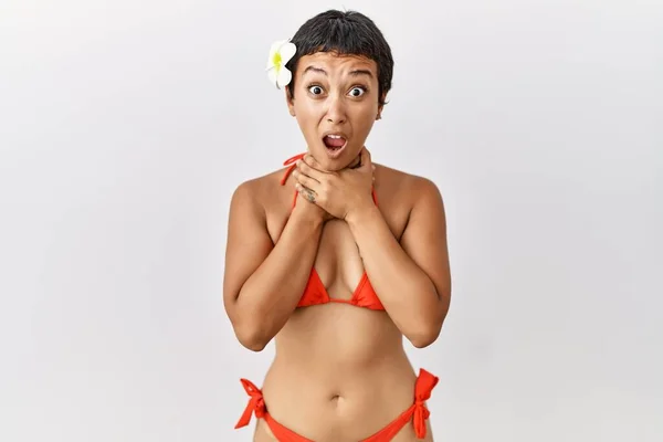 Young Hispanic Woman Short Hair Wearing Bikini Shouting Suffocate Because — Stock Photo, Image