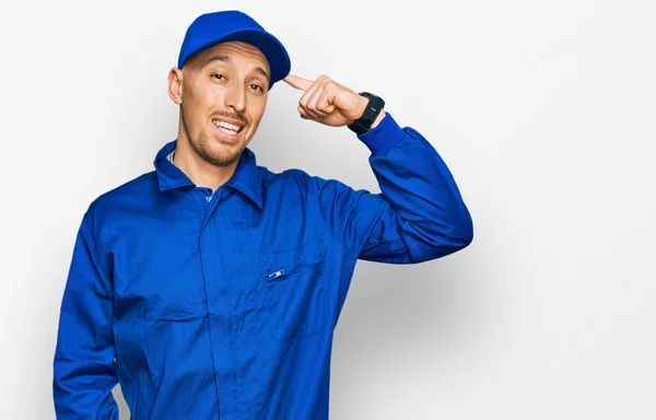 Uomo Calvo Con Barba Indossando Uniforme Tuta Costruttore Sorridente Punta — Foto Stock