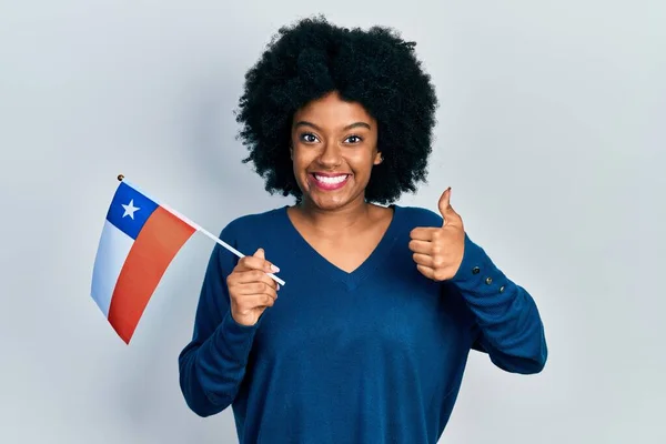 Молодая Африканская Американка Флагом Чилийского Цвета Улыбается Счастливой Позитивной Большой — стоковое фото