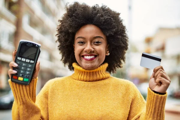 Junge Afroamerikanerin Mit Kreditkarte Und Datafon Der Hand — Stockfoto