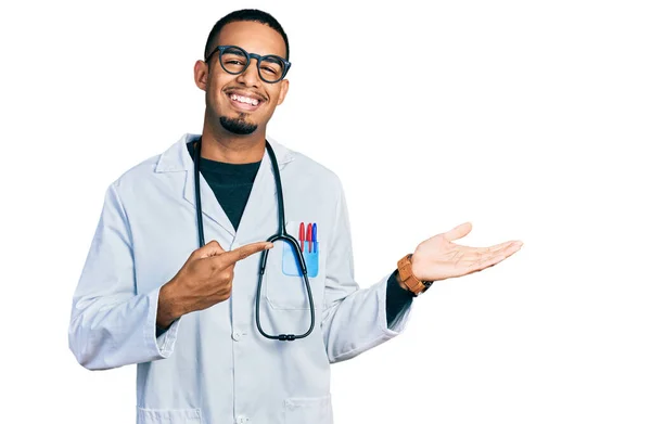Joven Hombre Afroamericano Vistiendo Uniforme Médico Estetoscopio Asombrado Sonriendo Cámara — Foto de Stock