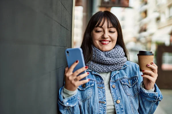 Jovem Morena Sorrindo Feliz Usando Smartphone Bebendo Uma Xícara Café — Fotografia de Stock