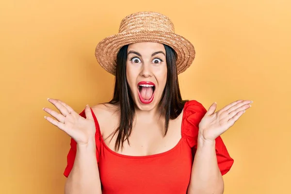 Mujer Hispana Joven Con Sombrero Verano Celebrando Loco Sorprendido Por —  Fotos de Stock