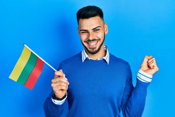 Joven Hispano Con Barba Sosteniendo Bandera Lituanía Gritando Orgulloso Celebrando —  Fotos de Stock