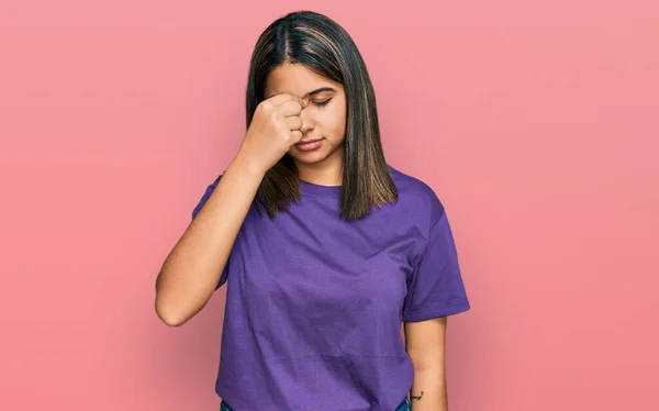 Sıradan Mor Tişörtler Giyen Genç Spanyol Kız Yorgun Burnu Gözleri — Stok fotoğraf