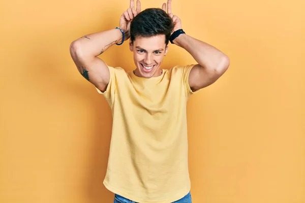 Νεαρός Ισπανόφωνος Άντρας Που Φοράει Κίτρινο Μπλουζάκι Ποζάροντας Αστείος Και — Φωτογραφία Αρχείου