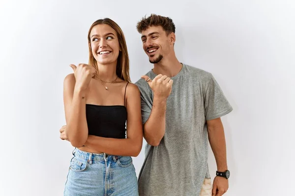 Jovem Belo Casal Juntos Sobre Fundo Isolado Sorrindo Com Rosto — Fotografia de Stock