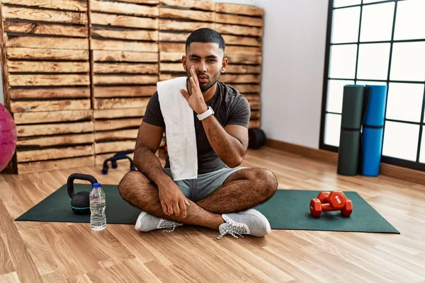 Genç Hintli Bir Adam Spor Salonundaki Paspasın Üzerinde Oturuyor Ağız — Stok fotoğraf