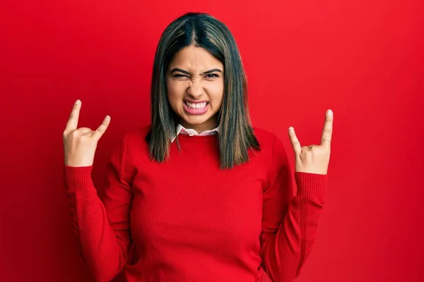 Mladá Latinskoamerická Žena Neformálních Šatech Křičí Šíleným Výrazem Dělá Rockový — Stock fotografie