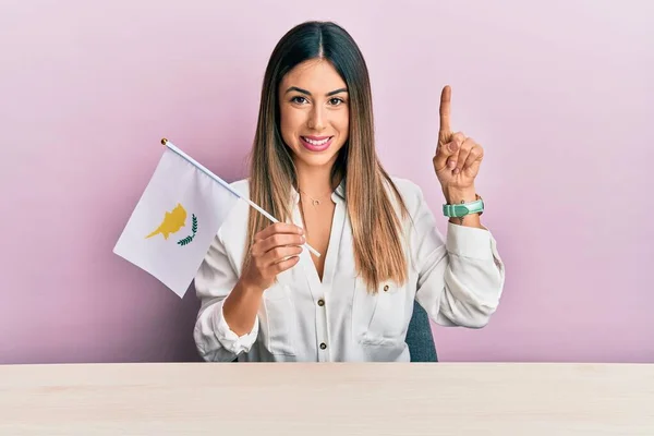 Молодая Латиноамериканка Кипрским Флагом Сидит Столе Улыбается Идеей Вопросом Указывая — стоковое фото