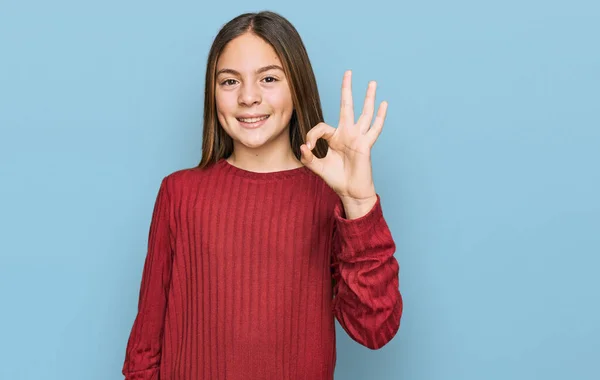 Menina Morena Bonita Vestindo Camisola Casual Sorrindo Positivo Fazendo Sinal — Fotografia de Stock