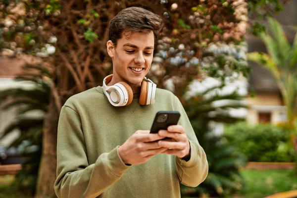 Genç Spanyol Adam Şehirde Akıllı Telefon Kulaklık Kullanarak Mutlu Gülümsüyor — Stok fotoğraf