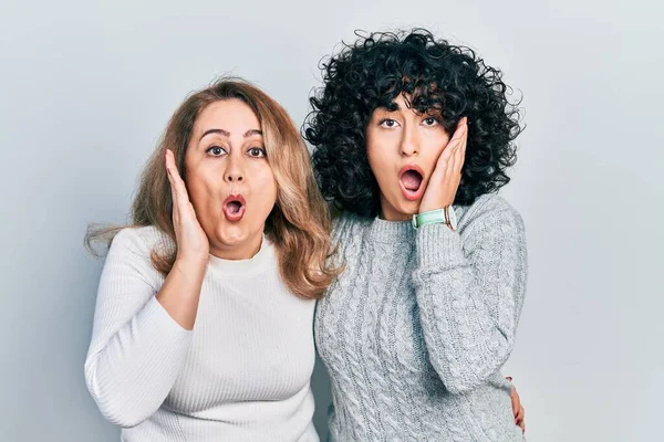 Middle East Mother Daughter Wearing Casual Clothes Afraid Shocked Surprise — Stock Photo, Image