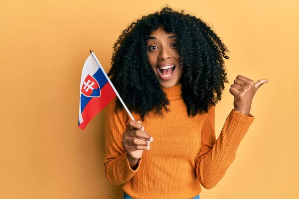 Africký American Žena Afro Vlasy Držení Slovensko Vlajka Ukazující Palec — Stock fotografie