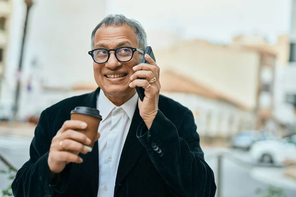 Středověk Jihovýchodní Asiat Mluví Telefonu Popíjí Šálek Kávy Městě — Stock fotografie