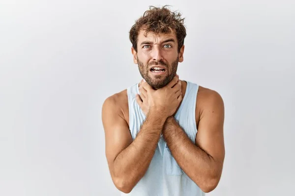 Young Handsome Man Standing Isolated Background Shouting Suffocate Because Painful — Stock Photo, Image