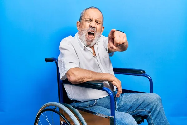 Przystojny Starszy Mężczyzna Brodą Siedzący Wózku Inwalidzkim Niezadowolony Sfrustrowany Kamerą — Zdjęcie stockowe