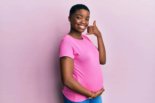 Mujer Afroamericana Joven Esperando Bebé Tocando Vientre Embarazada Sonriendo Haciendo — Foto de Stock