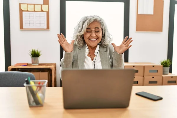 Femme Affaires Moyen Âge Assis Sur Bureau Travaillant Aide Ordinateur — Photo