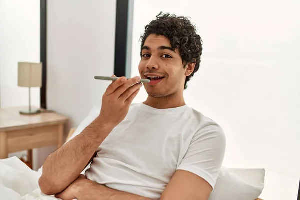 Hombre Hispano Joven Hablando Teléfono Inteligente Sentado Cama Dormitorio — Foto de Stock