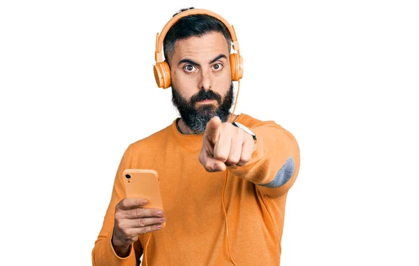 Spaanse Man Met Baard Met Behulp Van Smartphone Met Koptelefoon — Stockfoto