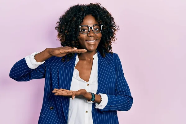 Молода Афро Американська Жінка Одягнена Діловий Одяг Окуляри Жестикулюючи Руками — стокове фото